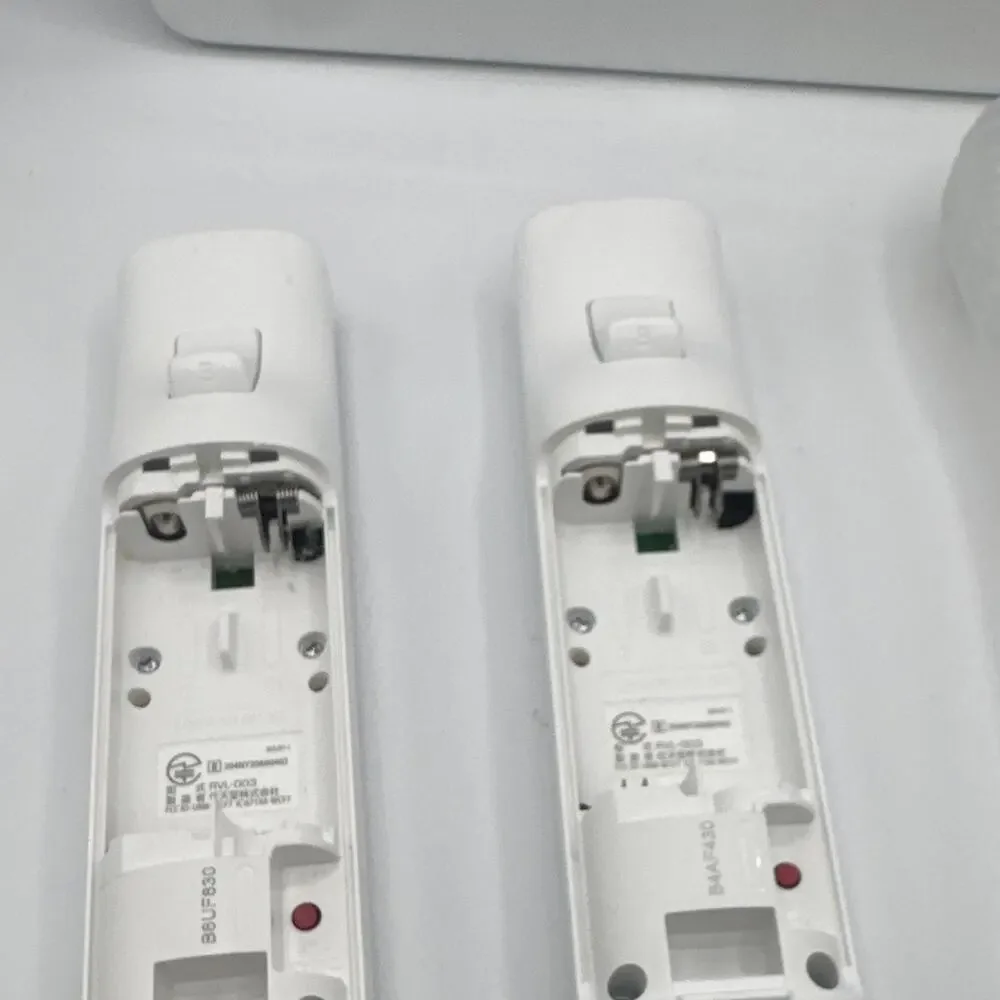 Nintendo Wii Remote RVL-003 Wireless Motion Controllers Black/White + Case